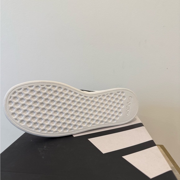 NIB! Adidas Grand Court 2.0 K White Black women Size 5.5 US - Picture 2 of 2